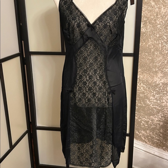 Chic Black Lace Chemise - Picture 4 of 9
